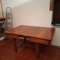 Tavolo in noce massello.