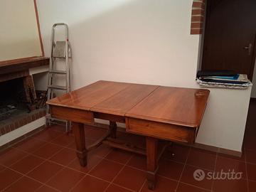 Tavolo in noce massello.