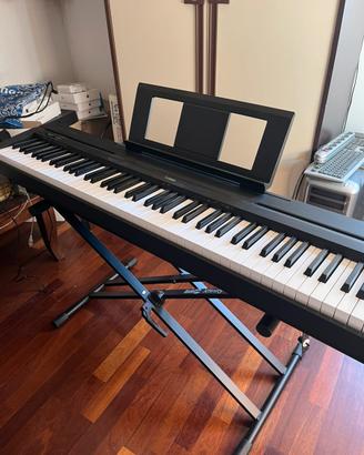 Pianoforte digitale Yamaha P-45B con accessori