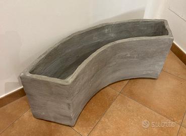 Fioriera curva vintage in cemento