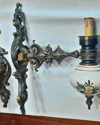 Applique in ottone e ceramica dipinta