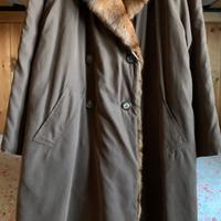 Cappotto impermeabile con bordatura in pelliccia