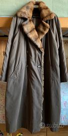 Cappotto impermeabile con bordatura in pelliccia