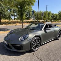 PORSCHE 992 Carrera 4 Cabriolet AVENTURINE MET.