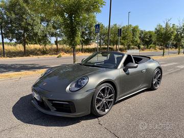 PORSCHE 992 Carrera 4 Cabriolet AVENTURINE MET.