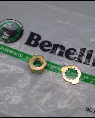 Dado e ferma dado pignone benelli TRK 502 X