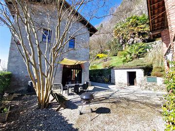 Casa di tre piani con vista lago