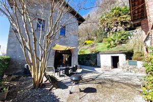 Casa di tre piani con vista lago