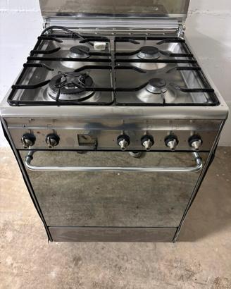 Cucina SMEG 4 fuochi forno ventilato