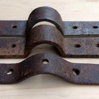 Tre antiche staffe con curvatura centrale