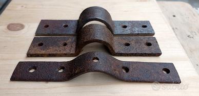 Tre antiche staffe con curvatura centrale