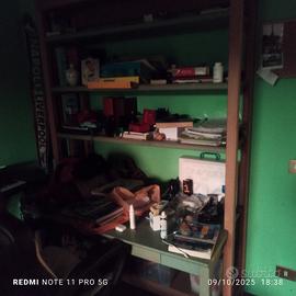 scrivania con libreria