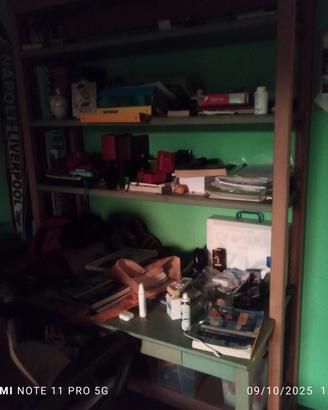 scrivania con libreria