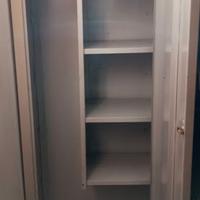 ARMADIO IN METALLO CAPIENTE E ROBUSTO