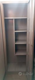 ARMADIO IN METALLO CAPIENTE E ROBUSTO