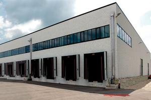 Capannone industriale indipendente con banchine