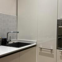 cucina angolare con elettrodomestici 