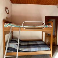 Letto a castello in legno.