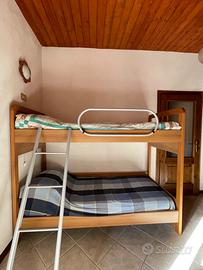 Letto a castello in legno.