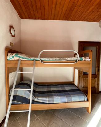 Letto a castello in legno.