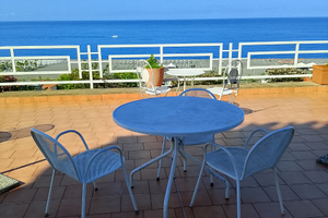 Appartamento fronte mare con vista su isola