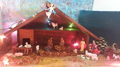 Presepe con casetta in legno, statuette, accessori