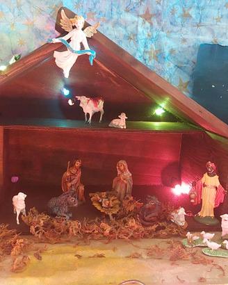 Presepe con casetta in legno, statuette, accessori