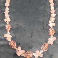 Collana in vetro rosa