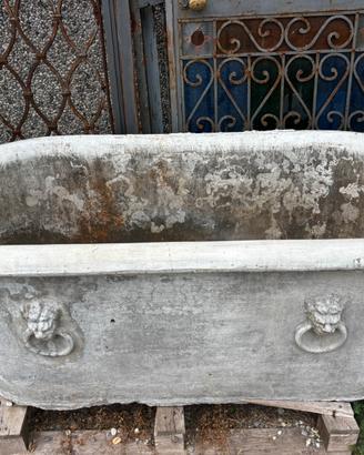 Vecchia vasca da bagno in cemento, pezzo unico