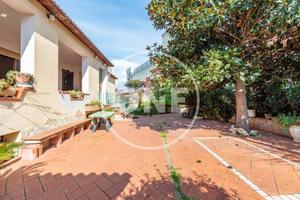 Villa di 330 m² con più di 5 locali e box auto dop