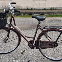 bicicletta da donna con I freni a bacchetta 