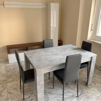 Tavolo da cucina con sedie