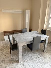 Tavolo da cucina con sedie