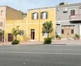 Casa indipendente con cortile e ampia terrazza