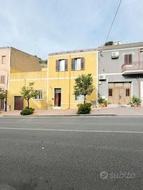 Casa indipendente con cortile e ampia terrazza