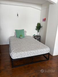 Struttura letto, materasso e comodino
