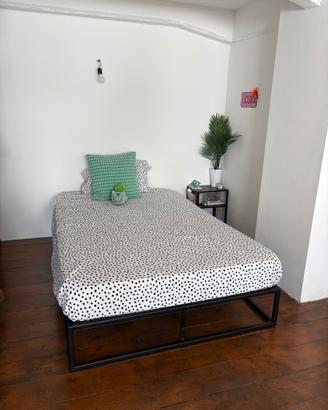 Struttura letto, materasso e comodino