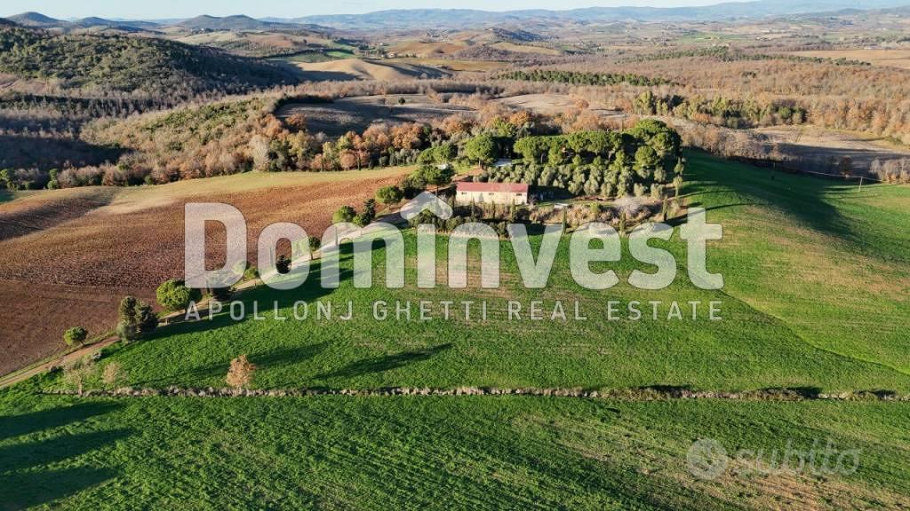 Rustico / Casale di 1000 m² con più di 5 locali a - Vista 2