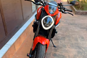 Ducati monster 937 red