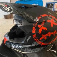 casco ragazzo più occhiali 