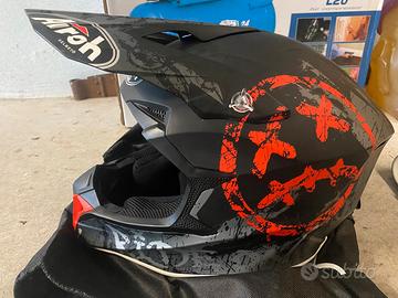 casco ragazzo più occhiali 