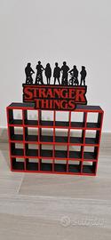 espositore Stranger Things con sfondo nero 