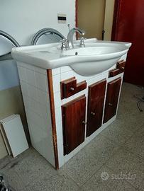 Lavabo con rubinetti e MOBILE