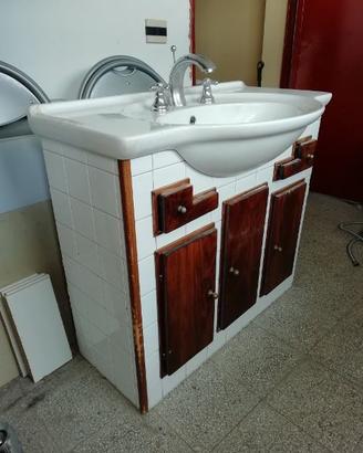 Lavabo con rubinetti e MOBILE