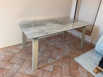 Tavola allungabile effetto marmo