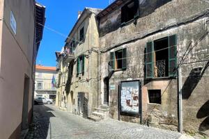 3 LOCALI A VALENTANO