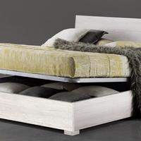 Letto matrimoniale e due comodini