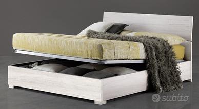 Letto matrimoniale e due comodini