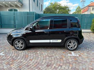 Fiat Pandina Cross Hybrid 1.0 nera - pari al nuovo