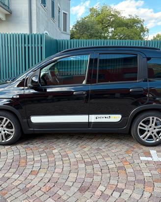 Fiat Pandina Cross Hybrid 1.0 nera - pari al nuovo